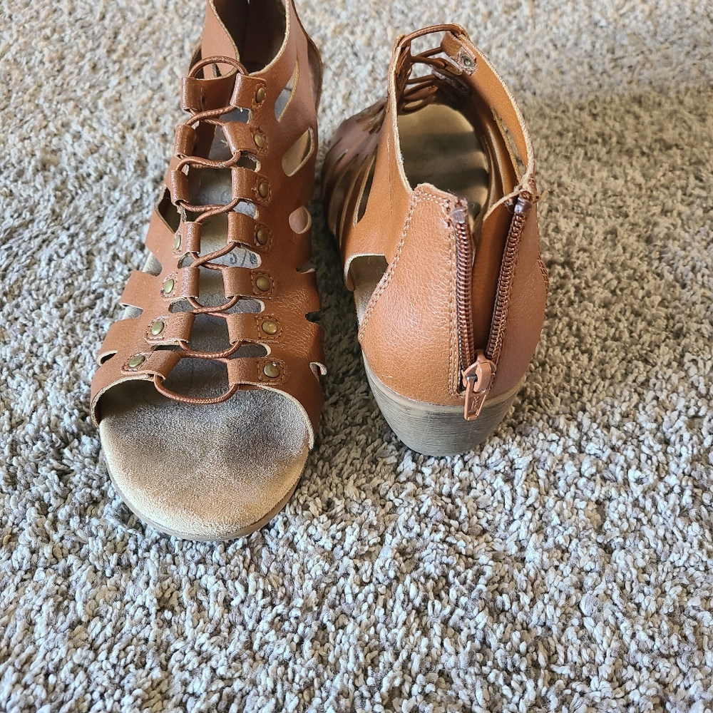 Sandles - Picture 5 of 5